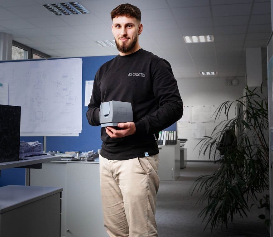 München ist schön! Grüße an die Kollegen in Köln, Düsseldorf & Zürich. Kosten: 19,99 € – inkl. MwSt. (5%). E-Mail: büro@firma.de